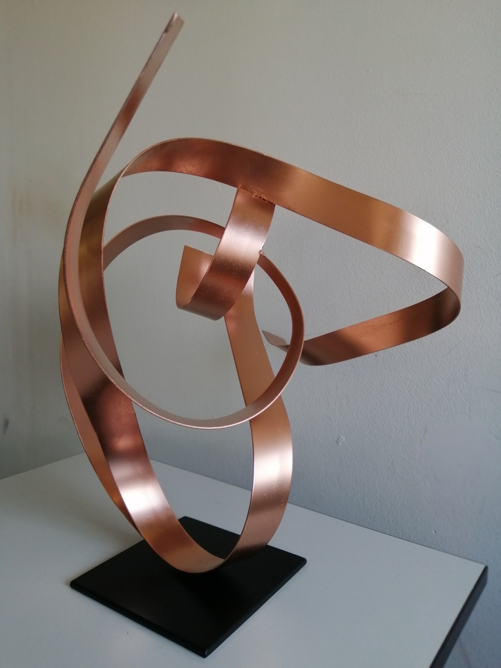 Escultura abstracta en cobre.