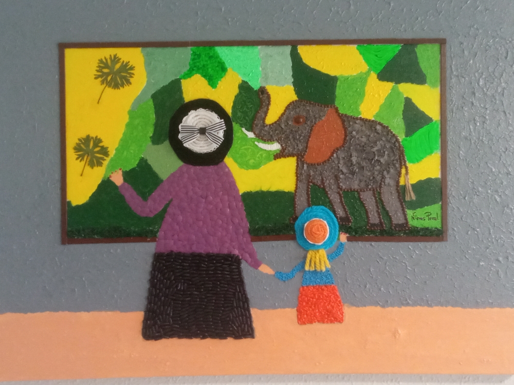 Abuela y nieta en museo